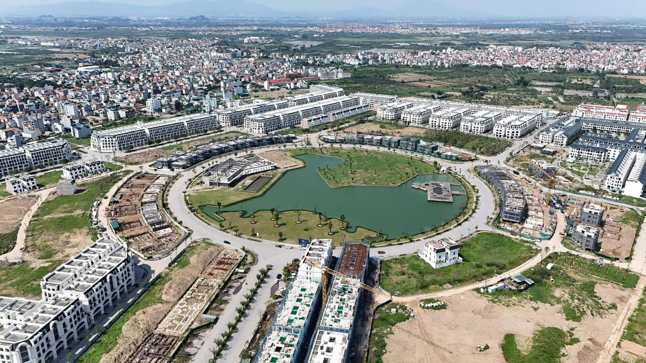 Khu đô thị Hinode Royal Park nhìn từ trên cao — hồ điều hòa và liền kề đã hoàn thiện